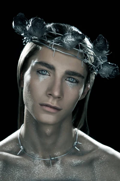 Portrete moda gencin şehit suretinde