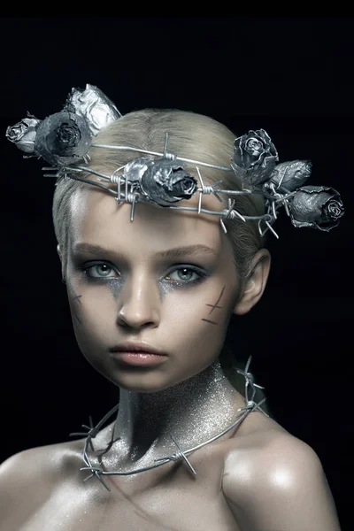 Şehit suretinde genç kadın moda Portrete