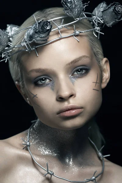 Şehit suretinde genç kadın moda Portrete