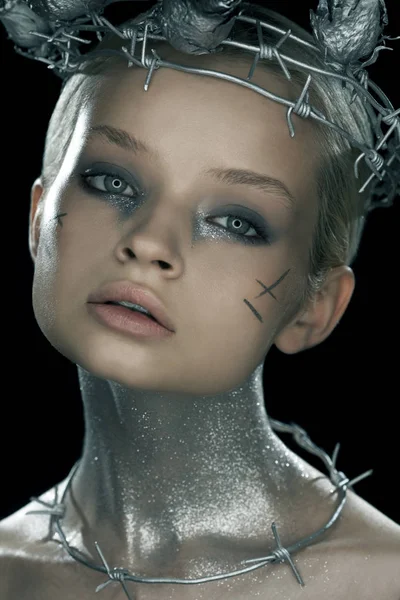 Şehit suretinde genç kadın moda Portrete