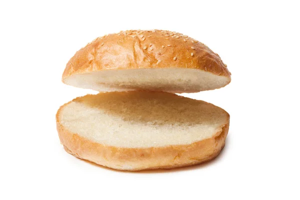 Pan de hamburguesa con semillas de sésamo aisladas en blanco —  Fotos de Stock