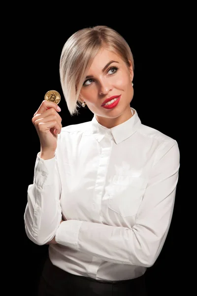 Donna in possesso di monete bitcoin criptovaluta fisica nelle sue mani — Foto Stock