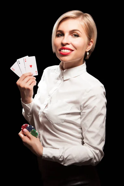 Poker kartları gösterilen güzel sarışın kız — Stok fotoğraf