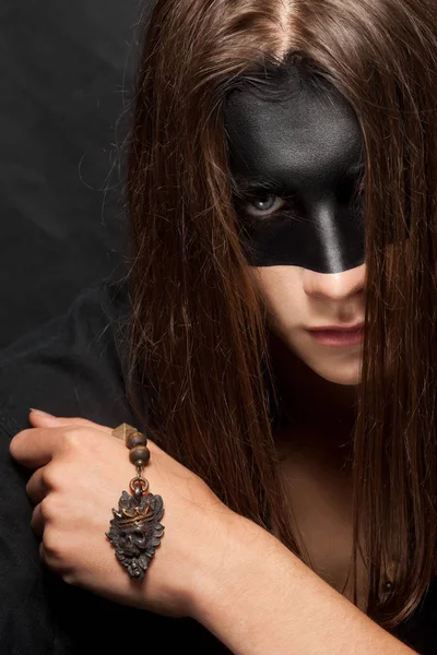 Retrato del joven con máscara de maquillaje negro — Foto de Stock