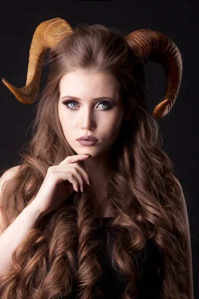 Retrato de una atractiva mujer demonio con cuernos —  Fotos de Stock