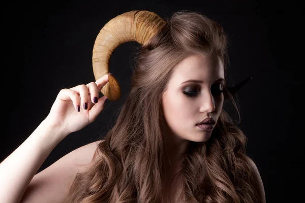 Porträtt av en attraktiv demon kvinna med horn — Stockfoto