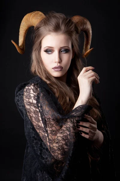 Portré egy vonzó démon nő szarvakkal — Stock Fotó