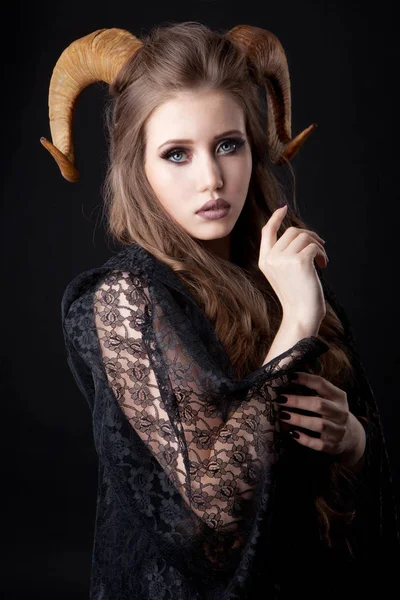 Portret van een aantrekkelijke demonenvrouw met hoorns — Stockfoto