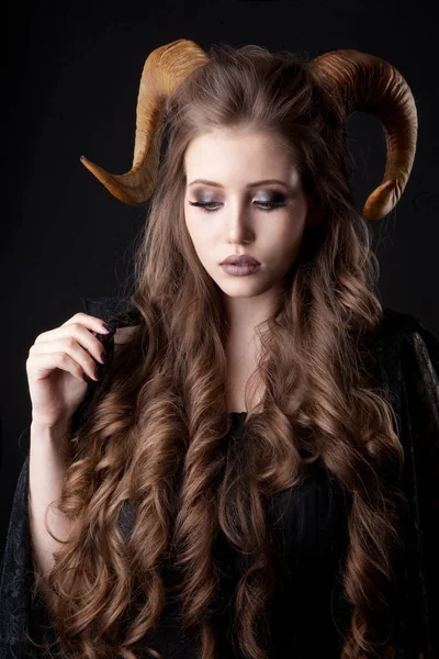 Porträtt av en attraktiv demon kvinna med horn — Stockfoto