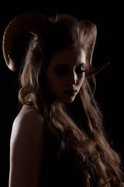 Портрет привлекательной демонической женщины с рогами — стоковое фото