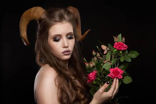 Portret van een aantrekkelijke demonenvrouw met hoorns — Stockfoto