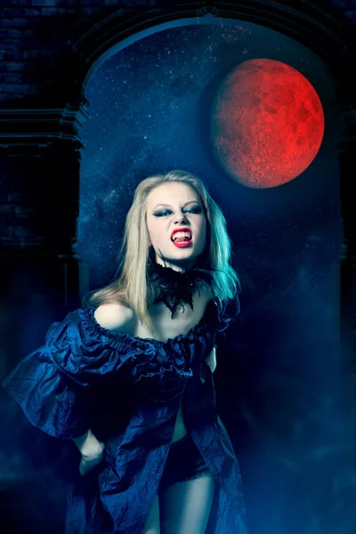 Aggressive vampire woman looking at the camera — Stock Photo, Image