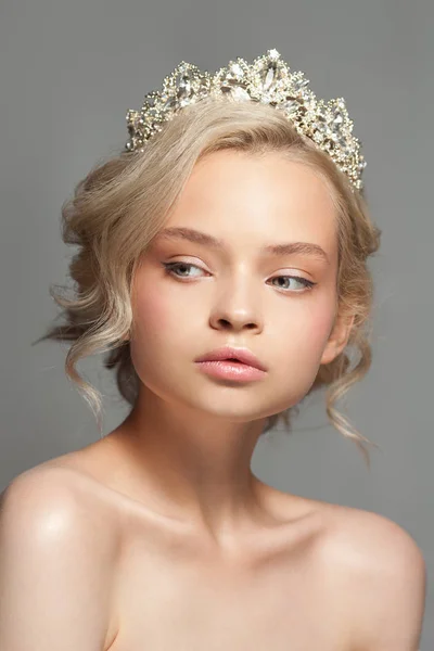 Hermosa chica rubia en la imagen de una novia con una tiara en el pelo . —  Fotos de Stock