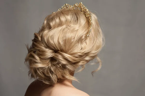 Prachtige blond meisje in de afbeelding van een bruid met een tiara in het haar. — Stockfoto