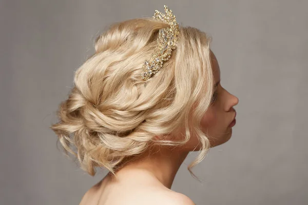 Schöne blonde Mädchen im Bild einer Braut mit einem Diadem im Haar. — Stockfoto