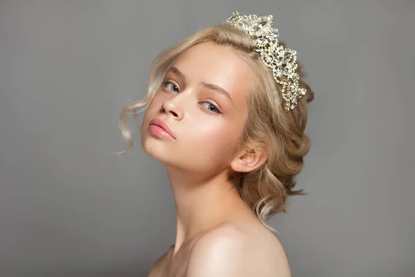 Schöne blonde Mädchen im Bild einer Braut mit einem Diadem im Haar. — Stockfoto