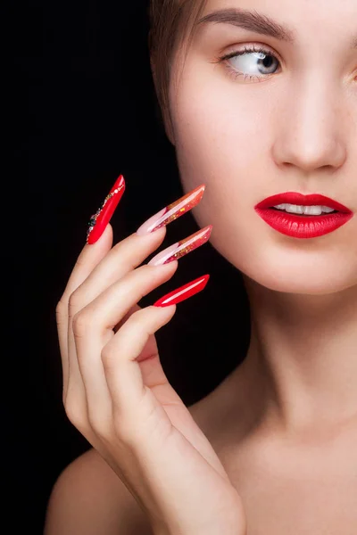 Modny manicure i czerwone usta. Uroda makijaż moda i manicure. — Zdjęcie stockowe