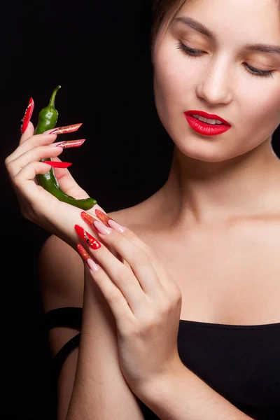 Czerwone Usta Zielonej Papryczki Chili Modny Manicure Uroda Makijaż Moda — Zdjęcie stockowe