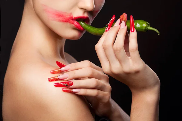 Módní manikúry a červené rty s zelené chilli papričky. — Stock fotografie