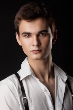 Siyah bir adamın üstünde duran yakışıklı sıradan bir adam.