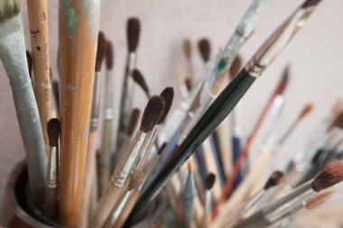 Sanatçı Studio kavanoza boya fırçaları.