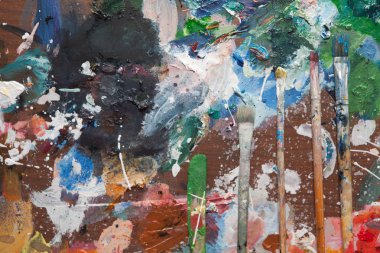 yağlı boya ve boya fırçalar paleti üzerinde