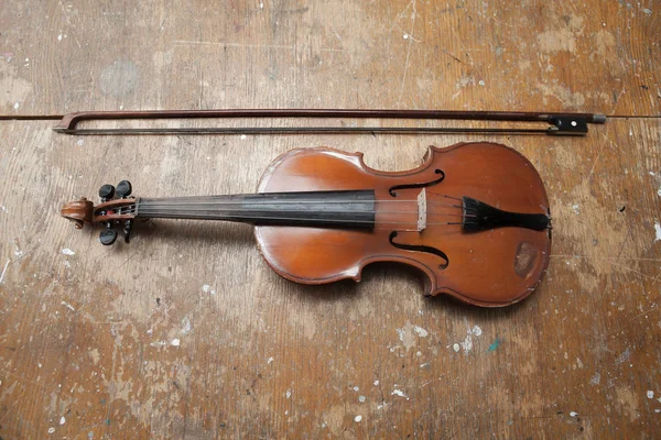 Violon en style vintage sur fond bois — Photo