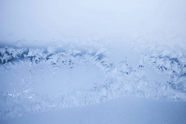 Abstrakt blå frostig mönster på glas. Vinter. — Stockfoto