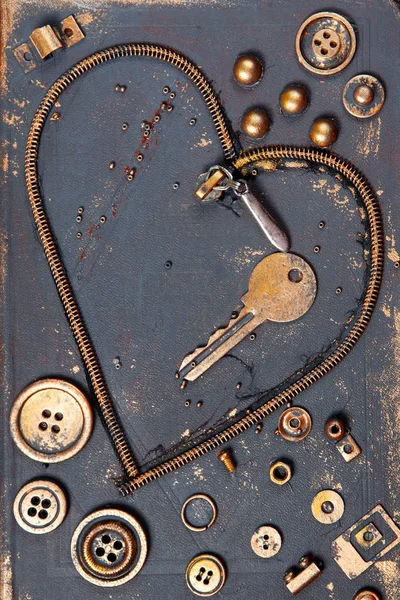 Kształt serca metalowy zamek, klucz, przyciski i inne śmieci. — Zdjęcie stockowe