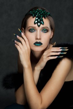Güzel sarışın kadın yeşil çivi ve parlak makyaj moda.