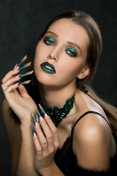 Moda bela mulher loira com unhas verdes e maquiagem brilhante . — Fotografia de Stock
