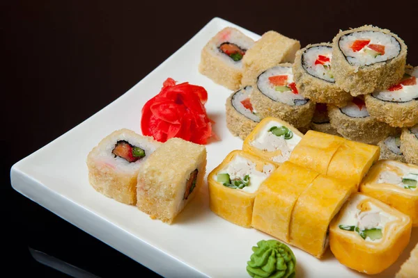 Sıcak kızarmış suşi Roll ile sebze ile. Set sushi menüsü. — Stok fotoğraf