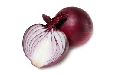 Beyaz zemin üzerinde kırmızı dilimlenmiş soğan izole