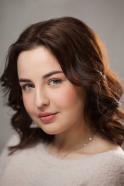 Gün çıplak kadın yüzü makyaj ile esmer kız.