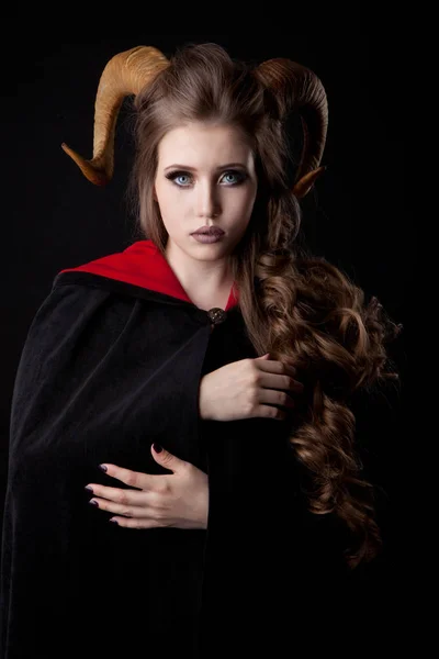 Retrato de uma mulher demônio atraente com chifres — Fotografia de Stock