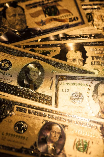 Devise Billets dollar doré américain gros plan arrière-plan . — Photo