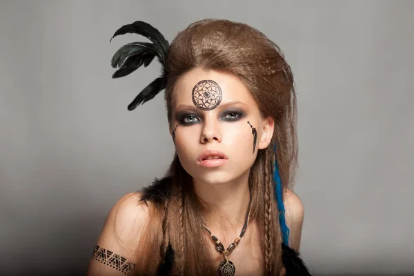 Närbild porträtt av shamansk kvinna med färgglada makeup. — Stockfoto