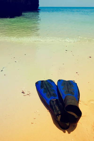 Equipo de snorkel en una playa. Fondo vintage tonificado . — Foto de Stock