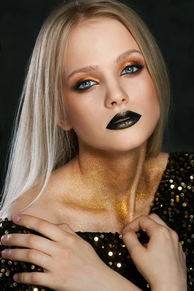 Portrait de mode de jeune modèle caucasien avec des étincelles dorées sur son cou . — Photo