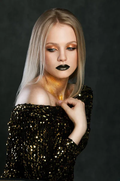 Mode porträtt av unga kaukasiska modell med gyllene gnistrar på hennes hals. — Stockfoto