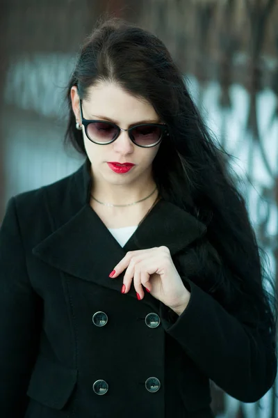 Genç kadın siyah ceket ve siyah şapka poz. — Stok fotoğraf