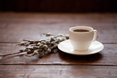 Tomurcuklarla kedi-Willow şube çelenk ve çay kahve fincan