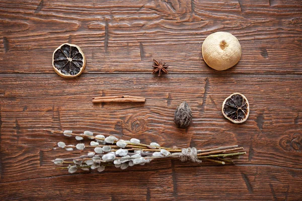 Weidenkätzchen mit Gewürzen auf Holzgrund. Osterkonzept. — Stockfoto
