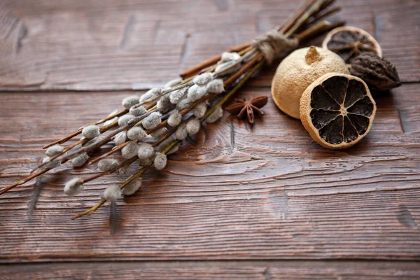 Weidenkätzchen mit Gewürzen auf Holzgrund. Osterkonzept. — Stockfoto