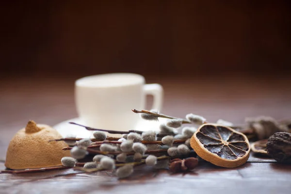 Taza de café y ramas de sauce, limón seco, canela . — Foto de Stock