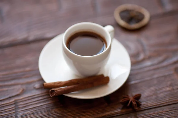 Tasse à café et branches de saule, citron sec, cannelle . — Photo