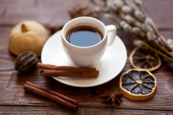 Taza de café y ramas de sauce, limón seco, canela . — Foto de Stock