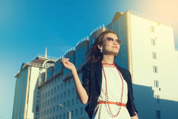 Joyeux jeune femme marchant dans une rue de la ville . — Photo