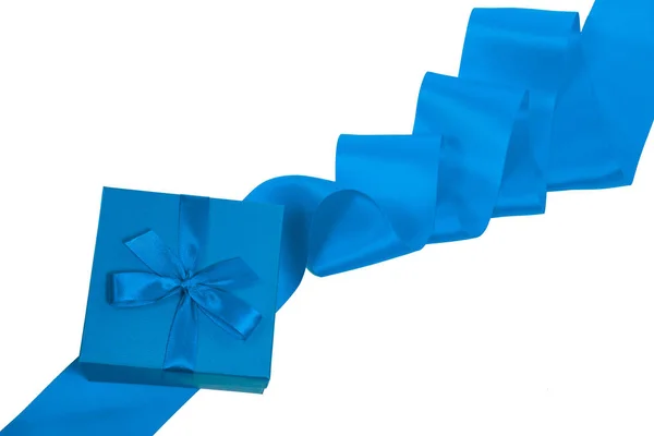 Pudełko na prezent, Niebieska wstążka na białym tle — Zdjęcie stockowe