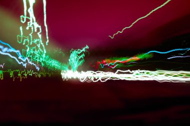 Gece arka planda soyut renkli neon ışıklar